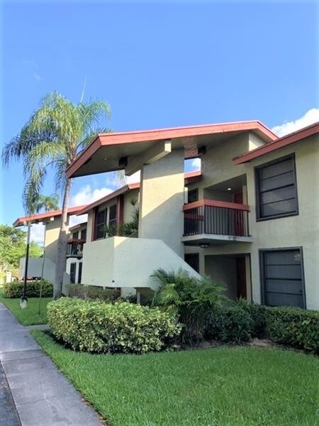 216 Lake Pointe Dr in Oakland Park, FL - Building Photo