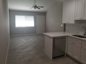 Roma Village Apartments in Phoenix, AZ - Building Photo - Building Photo