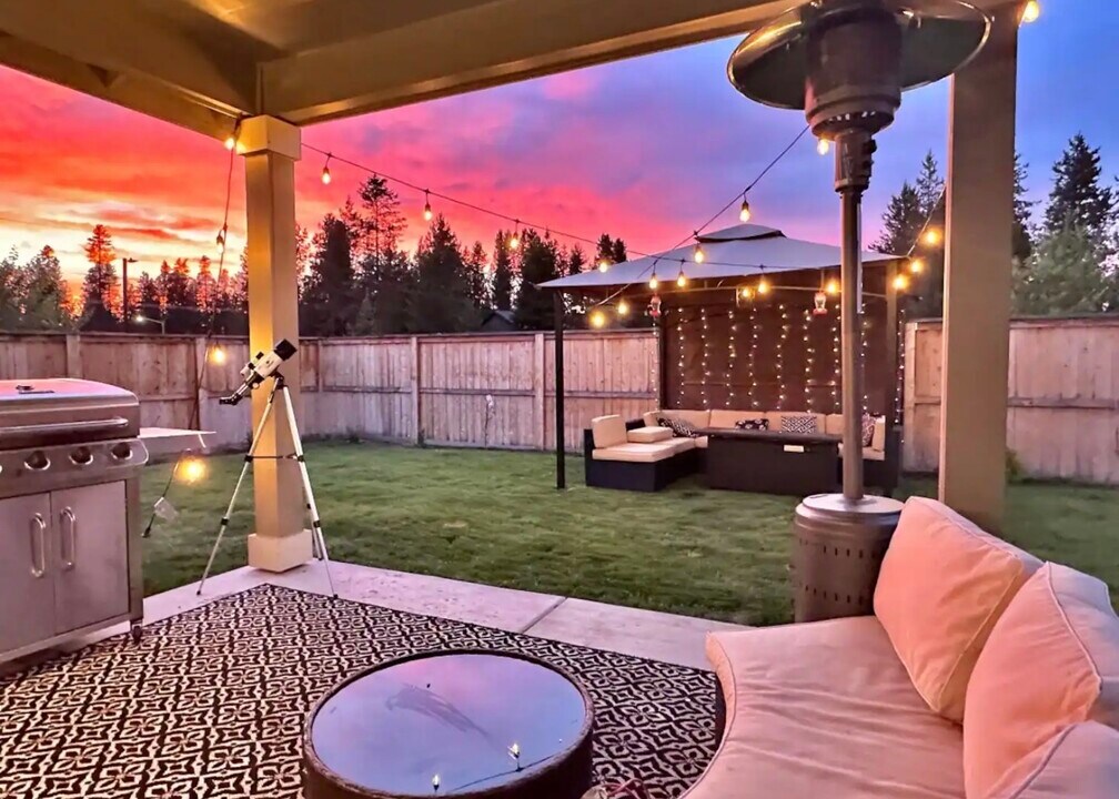 16496 Pine Creek Dr in La Pine, OR - Foto de edificio