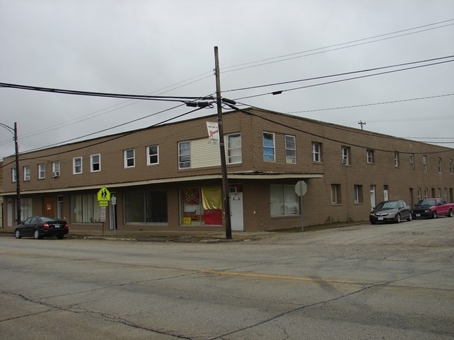 105 Fifth St in Ramsey, IL - Foto de edificio - Building Photo