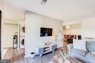 11260 Chestnut Grove Square in Reston, VA - Building Photo - Building Photo