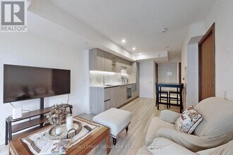 17 Bathurst St in Toronto, ON - Building Photo - Building Photo