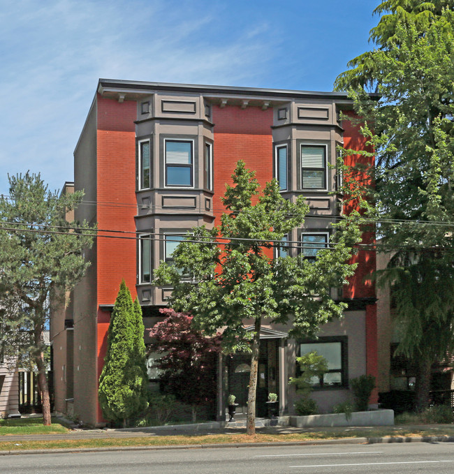 833 E Broadway in Vancouver, BC - Building Photo - Primary Photo