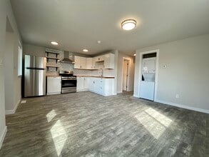 1033 Juneau St, Unit 1033 in Anchorage, AK - Building Photo - Building Photo