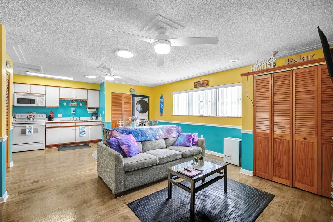 104 W Leon Ln in Cocoa Beach, FL - Foto de edificio