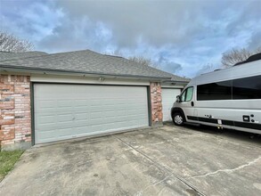 59 Joshua Ct in Lake Jackson, TX - Foto de edificio - Building Photo