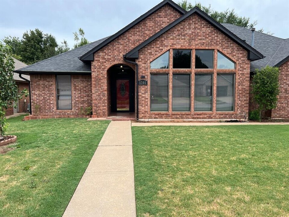 1301 Copperfield Dr in Edmond, OK - Building Photo