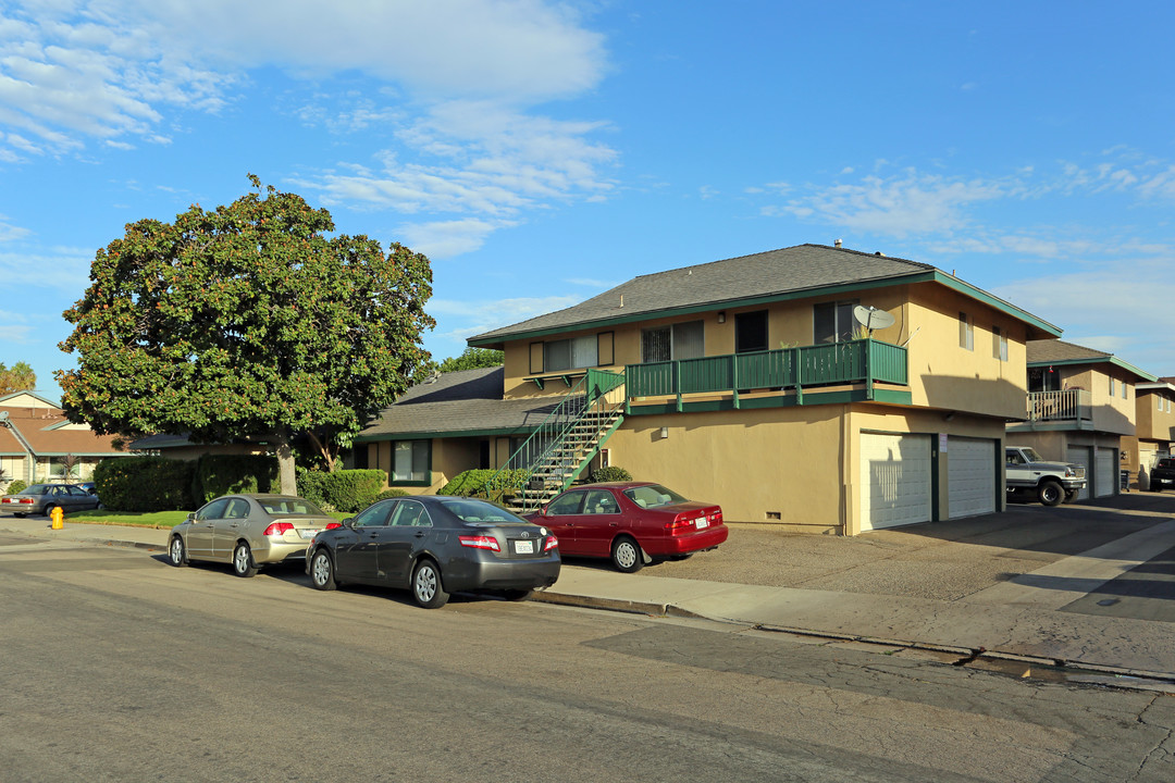 16582 Kellog Cir in Huntington Beach, CA - Foto de edificio