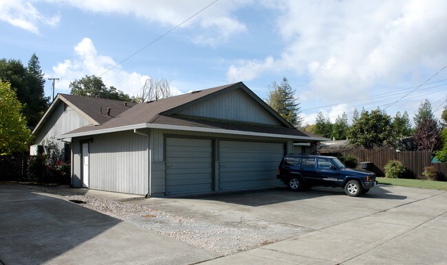 3310 Hoen Ave in Santa Rosa, CA - Foto de edificio - Building Photo