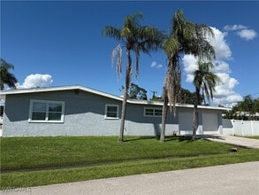 6677 Fiesta Way in Ft. Myers, FL - Building Photo - Building Photo