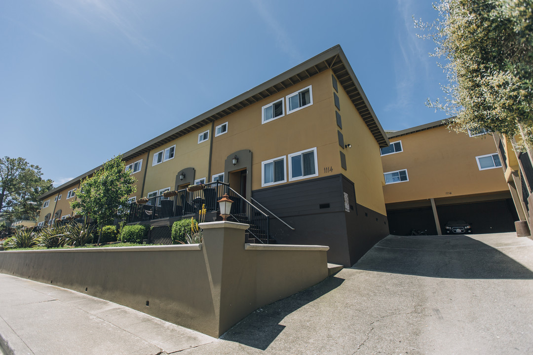 Village Drive Apartments in Belmont, CA - Foto de edificio