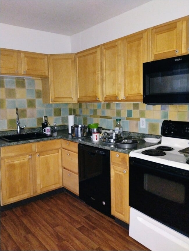 24 Main St, Unit first floor front in Monson, MA - Building Photo - Building Photo