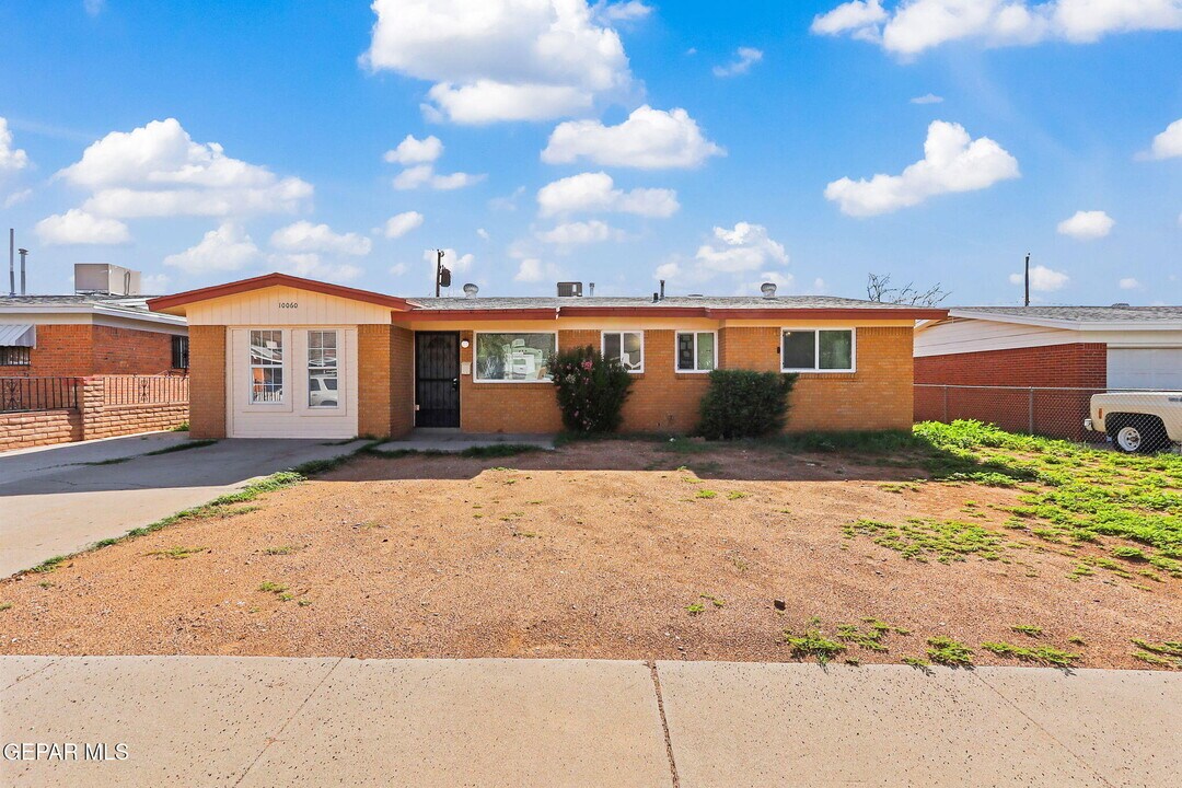 10060 Kellogg St in El Paso, TX - Foto de edificio