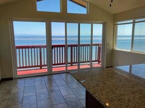 6693 Del Playa Dr in Isla Vista, CA - Building Photo - Building Photo