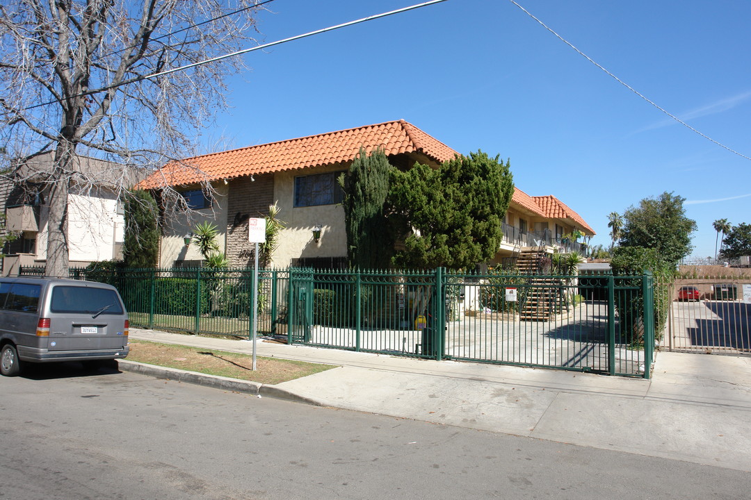 6708 Sylmar Ave in Van Nuys, CA - Building Photo