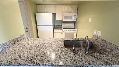 3802 N Oak Dr, Unit W11 in Tampa, FL - Foto de edificio - Building Photo