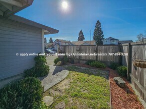 127 Melva Ct in Windsor, CA - Building Photo - Building Photo