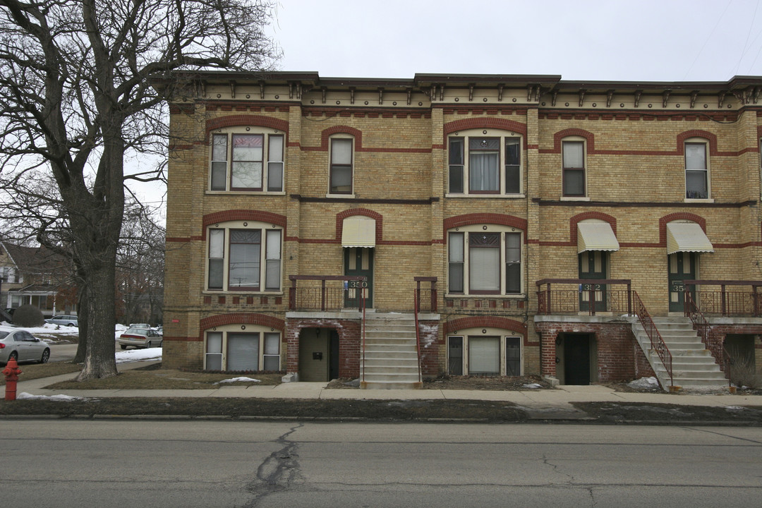 350 E Chicago St in Elgin, IL - Building Photo