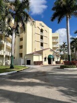 10710 NW 66th St in Doral, FL - Building Photo