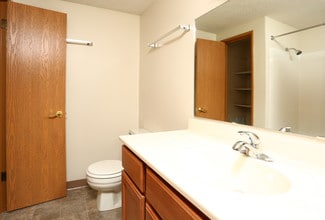 Kingswood Apartments in Massillon, OH - Building Photo - Building Photo