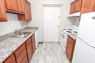 Chateau Apartments in Monroeville, PA - Foto de edificio - Building Photo