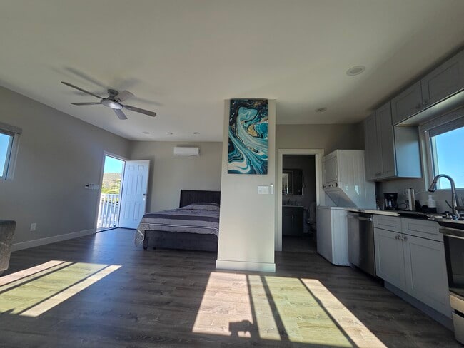 6682 Maury Dr in San Diego, CA - Foto de edificio - Building Photo