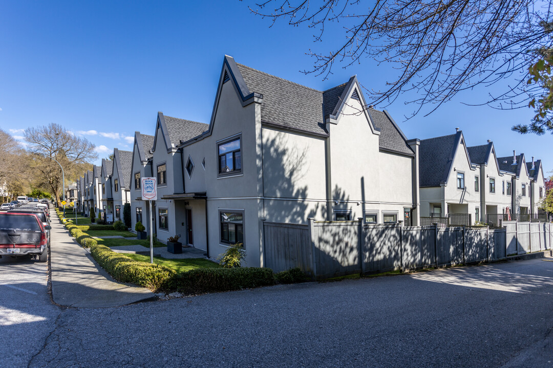 889 Tobruck Av in North Vancouver, BC - Building Photo