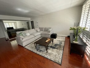 11970 Montana Ave, Unit 106 in Los Angeles, CA - Foto de edificio - Building Photo