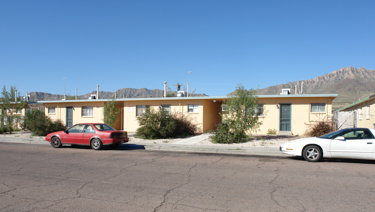 8621 Lawson St in El Paso, TX - Building Photo