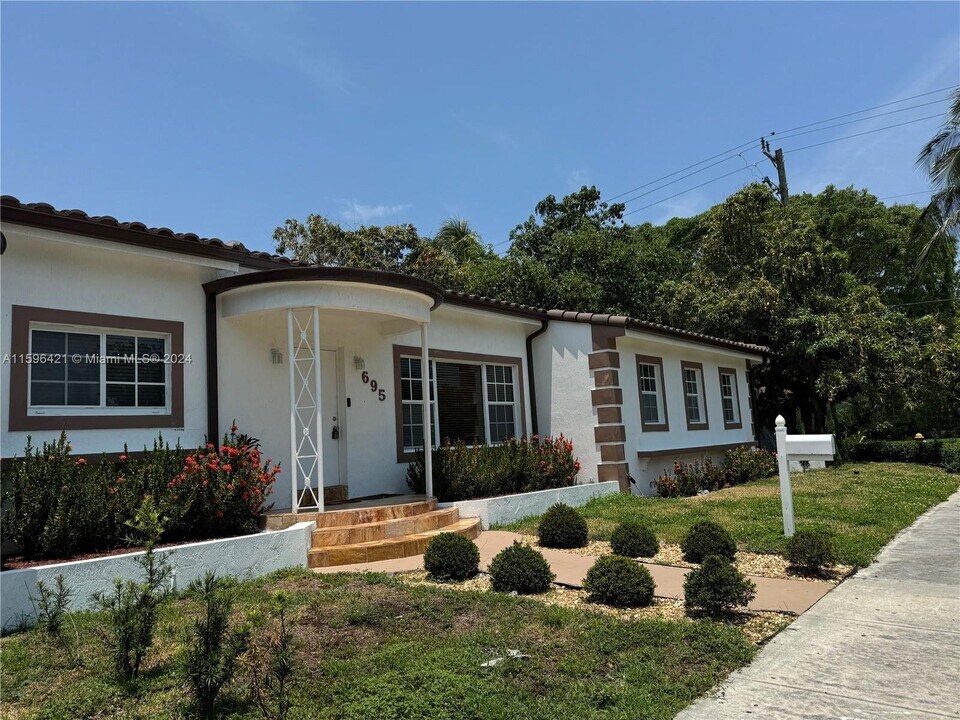 695 NE 80th St-Unit -1 in Miami, FL - Building Photo