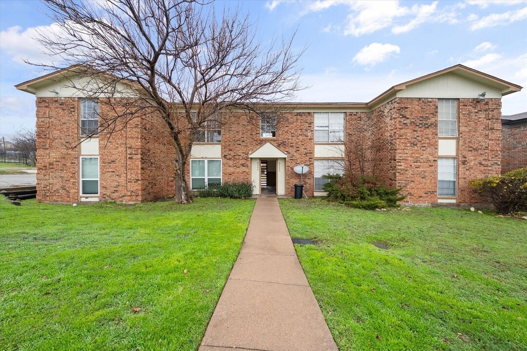 8000 Cambridge Cir in Fort Worth, TX - Building Photo