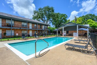 The Colonial Apartments in Nacogdoches, TX - Foto de edificio - Building Photo