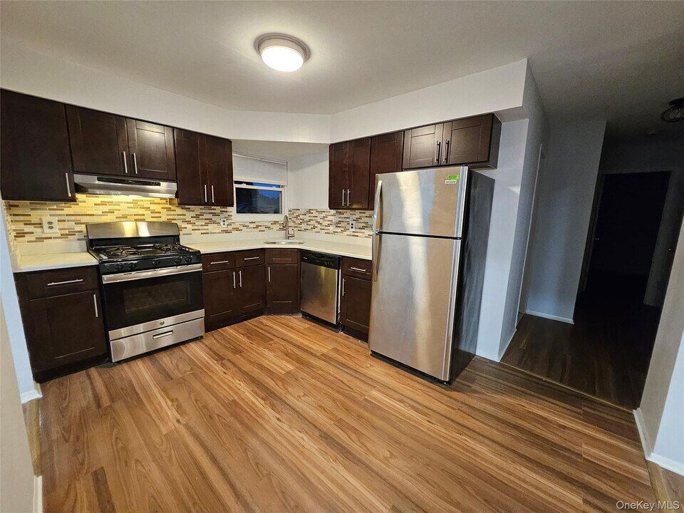 1444 Park Ave in Merrick, NY - Building Photo