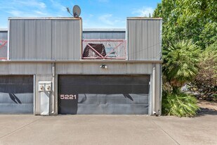 5221 Blossom St in Houston, TX - Building Photo