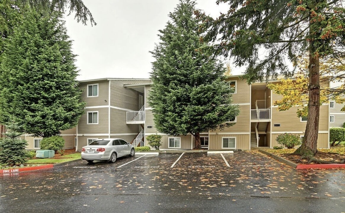 12450 NE 130th Ct, Unit F303 in Kirkland, WA - Building Photo