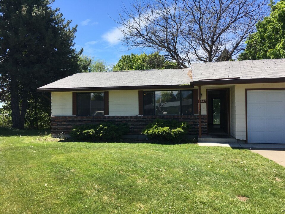 1701-1703 Regal St in Ellensburg, WA - Building Photo