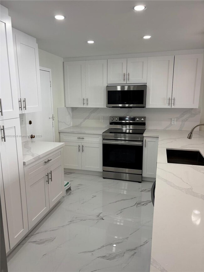 3800 S Ocean Dr, Unit 1016 in Hollywood, FL - Building Photo - Building Photo