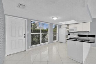 704 NE 23rd Ave in Pompano Beach, FL - Foto de edificio - Building Photo