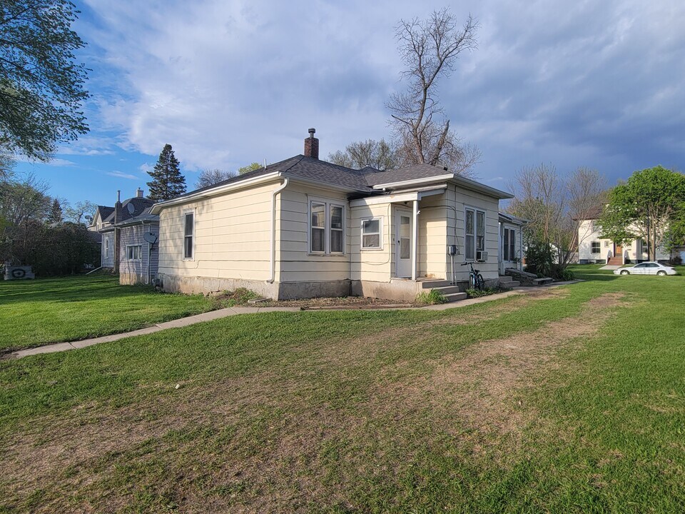 617 7th Ave in Brookings, SD - Building Photo