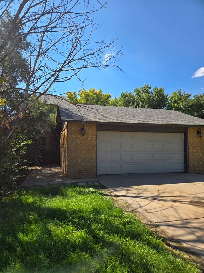 property at 1917 Colonial Pkwy