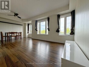 320 John St. in Markham, ON - Building Photo - Building Photo