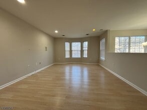 189 Sunshine Dr in Piscataway, NJ - Building Photo - Building Photo