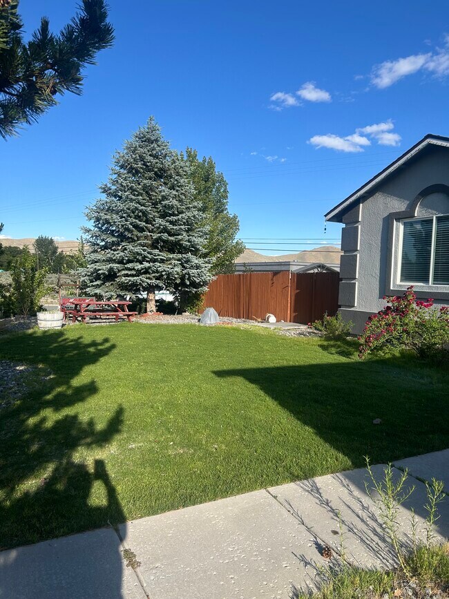 18122 Lake Hills Ct in Reno, NV - Building Photo - Building Photo