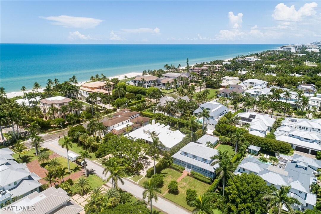 155 1st Ave S in Naples, FL - Building Photo