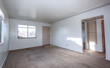 8040 E Lakeshore Dr in Prescott Valley, AZ - Building Photo - Building Photo