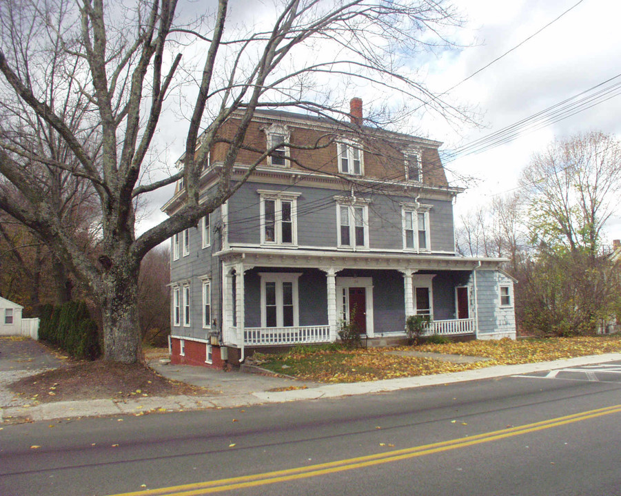 238 Main St in Douglas, MA - Foto de edificio