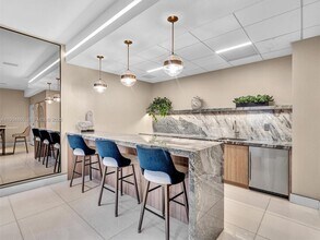 888 Brickell Key Dr in Miami, FL - Building Photo - Building Photo