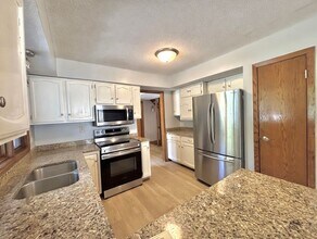 6864 Hallmark Dr in Eden Prairie, MN - Building Photo - Building Photo