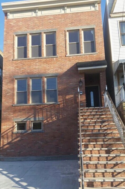 572 Liberty Ave in Jersey City, NJ - Building Photo