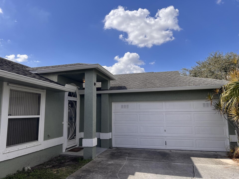 1106 SW Gardena Ave in Port St. Lucie, FL - Building Photo